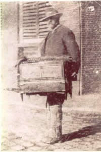 Jan Schuthof (1848) is koopman en vishandelaar geweest. Hij trekt langs de deuren om zijn waar als kramer te verkopen.